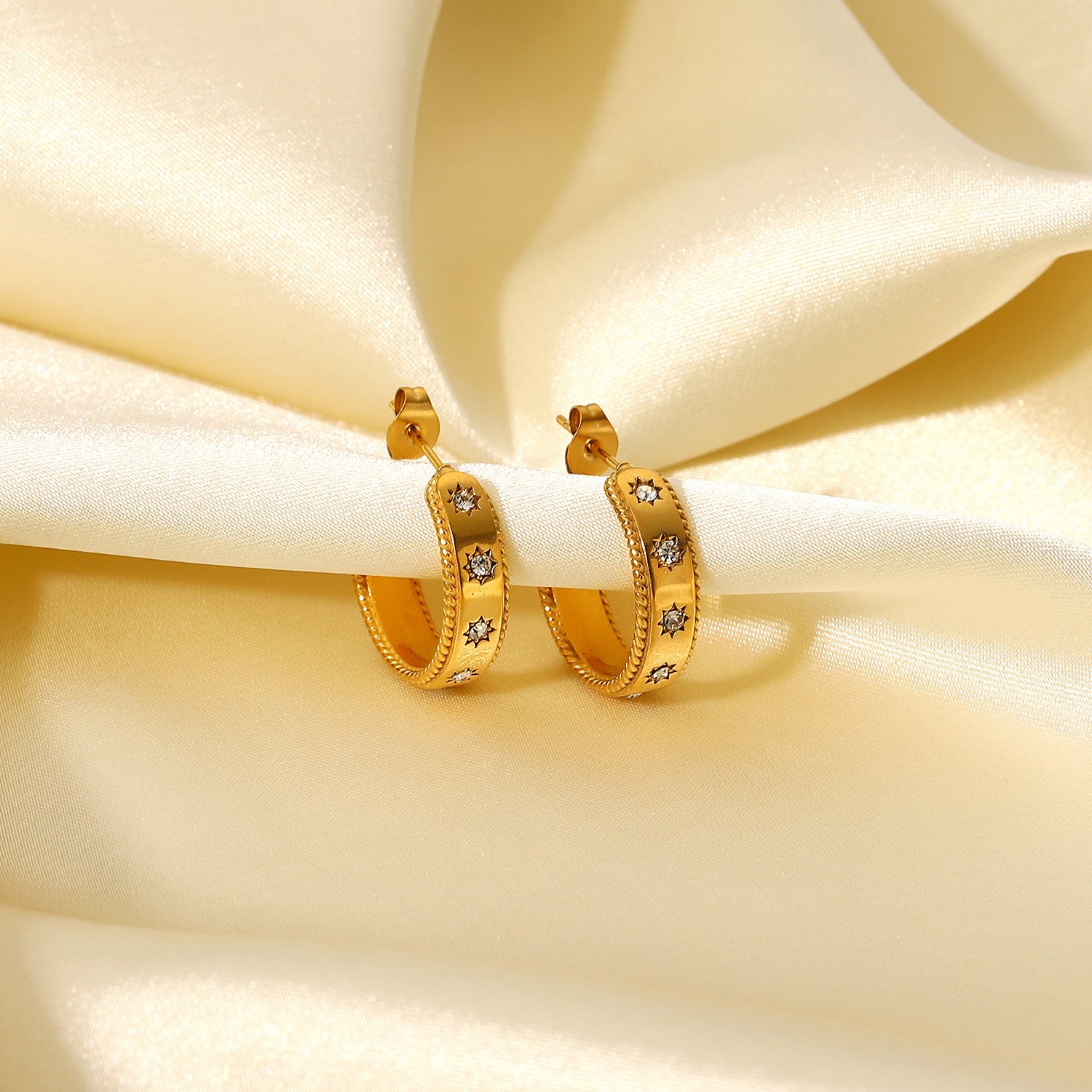 Goldene Stern-Zirkonia-Ohrringe für Damen – Edelstahl C-Typ-Design