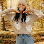 Kuscheliger beiger Pullover mit weißem Blumenmuster