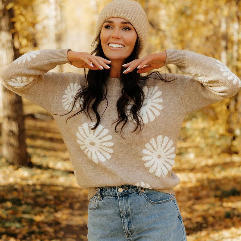Kuscheliger beiger Pullover mit weißem Blumenmuster