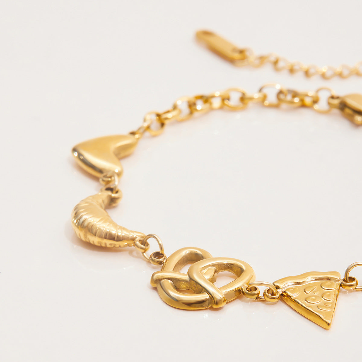Goldenes Motive-Armband